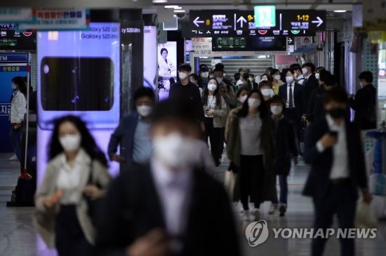 서울 강남역에서 마스크를 쓴 시민들이 이동하고 있다/사진=연합뉴스