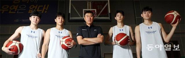 17일 경기 용인시 삼성트레이닝센터에서 만난 프로농구 삼성의 이상민 감독(가운데)과 가드 이호현, 김광철, 김진영, 이동엽(왼쪽부터). ‘컴퓨터 가드’로 불렸던 이 감독은 주전 포인트가드 낙점을 위해 자신의 노하우를 전수하며 4명을 경쟁시키고 있다. 용인=김재명 기자 base@donga.com