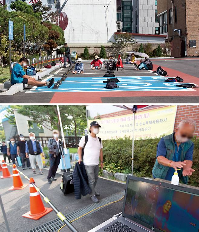 성남동성당 마당에서 도시락을 기다리는 사람들(위) 사람들이 발열 체크 후 손 소독제를 바르고 있다. ⓒ시사저널 임준선