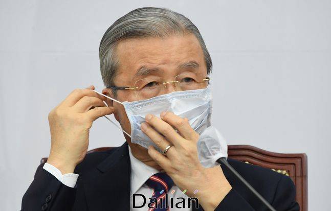 국민의힘 김종인 비상대책위원장이 17일 국회에서 열린 비상대책위원회의에서 마스크를 만지고 있다. ⓒ데일리안 박항구 기자