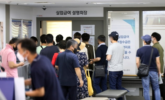 코로나19 여파로 고용 한파가 지속되는 가운데, 서울의 한 고용복지플러스센터에서 시민들이 실업급여 설명회장으로 향하고 있다. /사진=뉴스1
