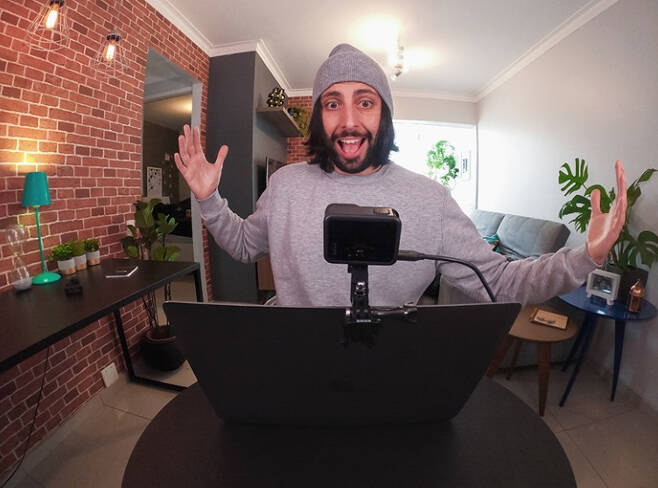 고프로(GoPro) ‘히어로8 블랙’ 모델을 웹캠으로 활용 중인 모습 [고프로 홈페이지 출처]