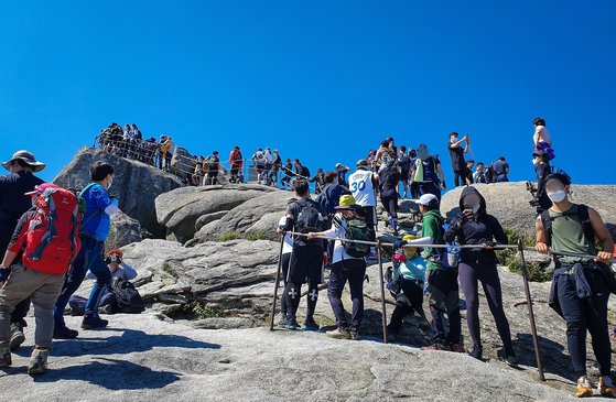 コロナ19の拡散による社会的距離を置くを2段階に緩和した後、最初の週末の20日、ソウル北漢山白雲台の上を発見した登山客が秋気分を満喫している。 ニュース1