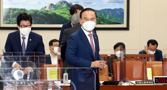국민의힘 박덕흠 의원이 지난 15일 오전 서울 여의도 국회에서 열린 환경노동위원회 전체회의에 참석하고 있다. 연합뉴스