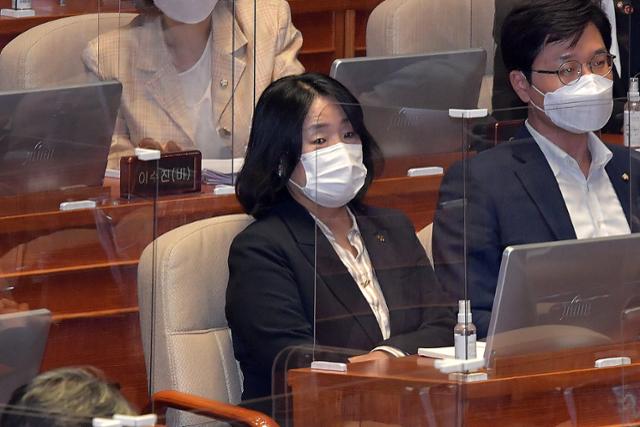 더불어민주당 윤미향 의원이 17일 국회에서 열린 본회의에 참석하고 있다. 오대근 기자