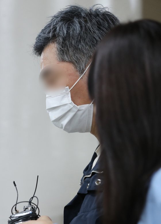조국 전 법무부장관의 동생 조권씨가 18일 서울중앙지방법원에서 열린 선고공판에 출석하고 있다. 조씨는 이날 징역 1년을 선고받고 법정 구속됐다. [뉴스1]