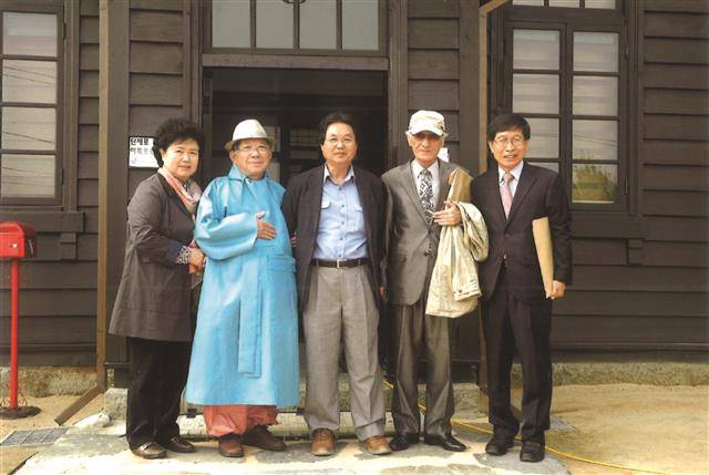 2017년 풀꽃문학관 앞에서 나태주(왼쪽 두 번째) 시인 부부와 이건청·윤강로 시인과 함께.