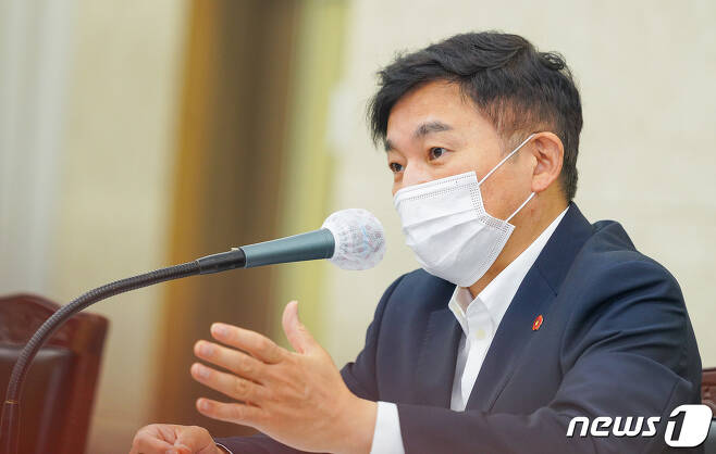 원희룡 제주지사가 도청 회의실에서 주간정책회의를 주재하고 있다.(제주도청 제공) /© 뉴스1