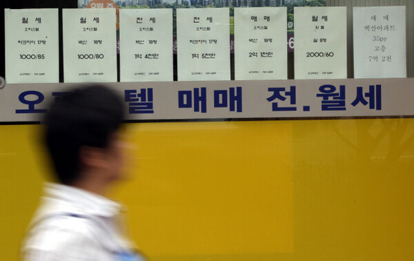 서울 용산구의 한 부동산 업소 유리벽에 매물 광고가 붙어져 있다. 한겨레 자료