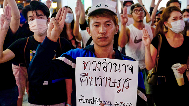 태국 반정부 집회에 참가한 이들이 저항의 상징으로 세 손가락 경례 퍼포먼스를 진행하고 있다.