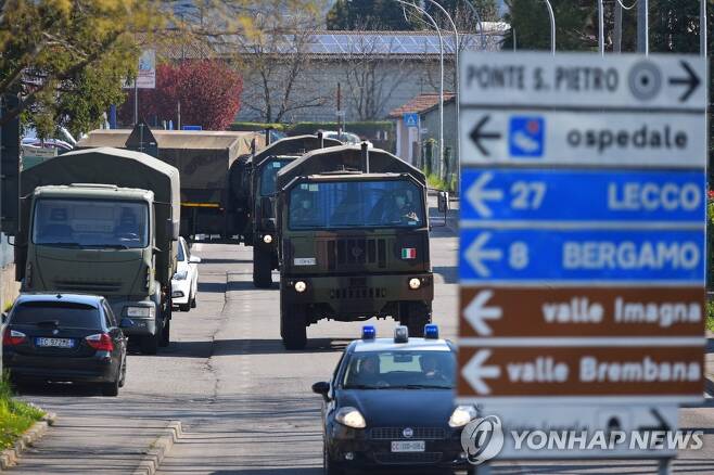 (폰테 산 피에트로 EPA=연합뉴스) 지난 3월 이탈리아 군용 트럭이 북부 도시 베르가모 인접 지역의 코로나19 사망자 시신을 다른 지역으로 옮기고자 이동하는 모습. jsmoon@yna.co.kr