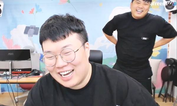 무엔터테인먼트의 '와꾸대장봉준' 김봉준과 '최군' 최우람이 롤 크루대전에서 승리 후 기뻐하고 있다(사진=김봉준 방송화면 발췌).