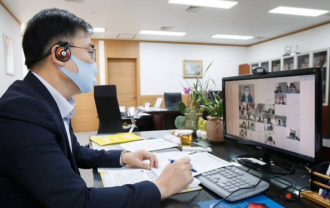 손병두 금융위 부위원장이 23일 서울 종로구 정부서울청사에서 금융리스크 대응반 회의를 비대면 화상회의로 진행하고 있다.(사진=금융위 제공)