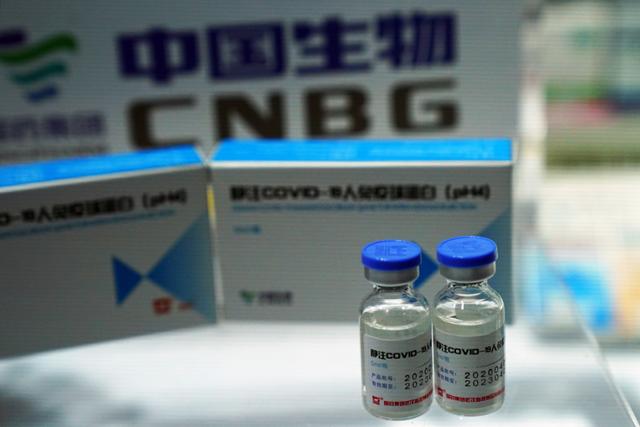 중국 국영 제약기업 시노팜의 자회사인 생물기술유한공사(CNBG)가 4일 베이징에서 열린 국제서비스무역교역회에서 공개한 코로나19 백신. 베이징=로이터 연합뉴스