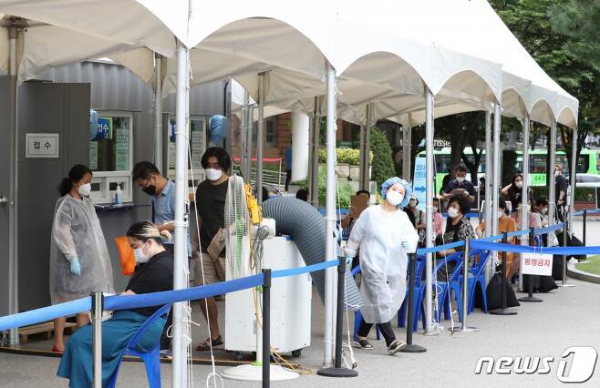 지난달 31일 서울 영등포구청에 마련된 선별진료소에서 시민들이 검사를 받기 위해 대기하고 있다./사진=뉴스1