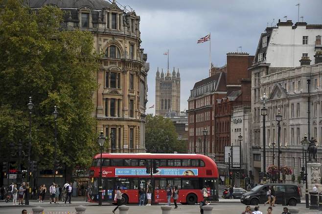 [런던=AP/뉴시스]22일(현지시간) 영국 런던에서 2층 버스가 트라팔가 광장을 지나고 있다. 2020.09.23.
