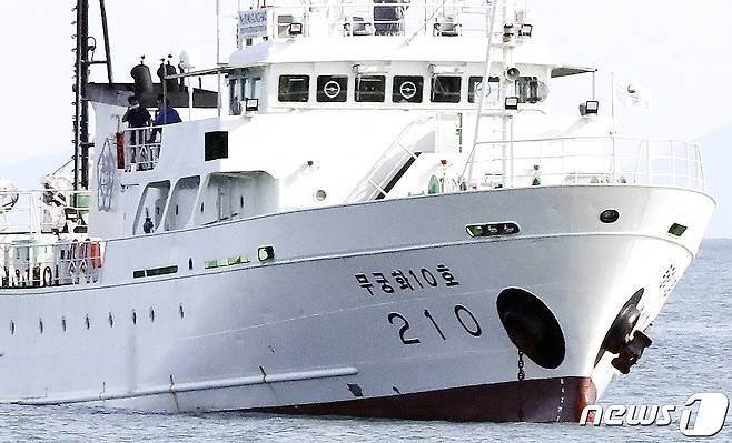 서해 북방한계선(NLL) 인근 해상에서 실종된 공무원이 승선했던 어업지도선 무궁화10호가 24일 오후 해양경찰의 조사를 위해 대연평도 인근 해상에 정박해 있다. 2020.9.24/뉴스1 © News1 구윤성 기자