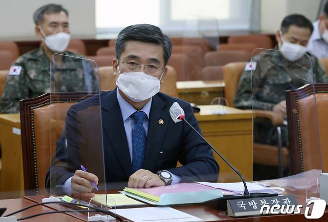 서욱 국방부 장관이 24일 오후 서울 여의도 국회에서 연평도 인근 실종 공무원 북한 피격 사건 관련 긴급현안보고를 위해 열린 국방위 전체회의에 출석해 의원들 질의에 답하고 있다. 2020.9.24/뉴스1 © News1 박세연 기자