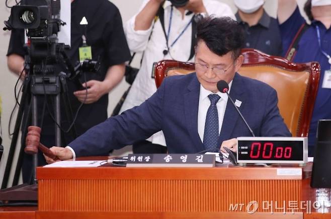 송영길 국회 외통위원장이 3일 오후 서울 여의도 국회에서 열린 외교통일위원회 전체회의에서 의사봉을 두드리고 있다. 2020.08.03. /사진제공=뉴시스