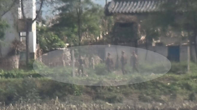 압록강변을 순찰하고 있는 북한 군인들
