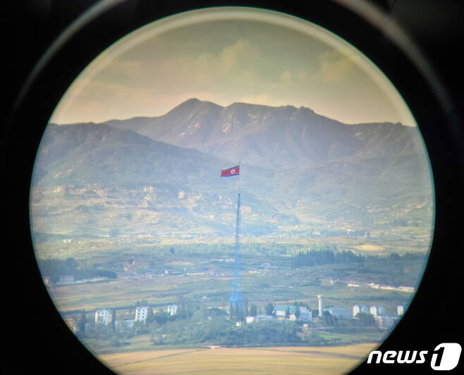 북한 기정동 마을의 인공기. 2020.9.25/뉴스1 © News1 허경 기자