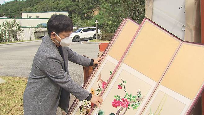 구호물품으로 맡겨진 액자(위)와 병풍(아래)