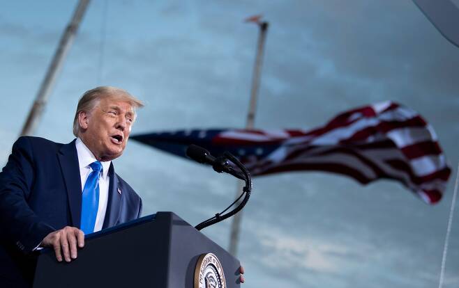 도널드 트럼프 미국 대통령이 2020년 9월 24일 플로리다주 잭슨빌에서 열린 세실공항 유세에서 연설하고 있다 /AFP연합뉴스