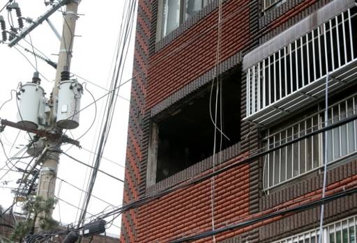 초등학생 형제가 라면을 끓여 먹으려다 화재가 발생해 중상을 입는 사건이 발생한 인천 미추홀구의 한 빌라 외벽이 지난 17일 오전 검게 그을려있는 모습. 인천=연합뉴스