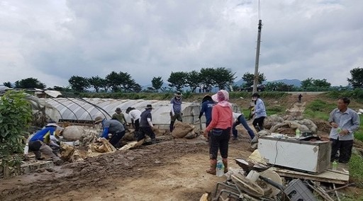 지난 8월 집중호우로 큰 피해를 입은 전남 구례군 구례읍의 한 마을에서 피해 복구 작업을 진행하고 있는 모습. 연합뉴스