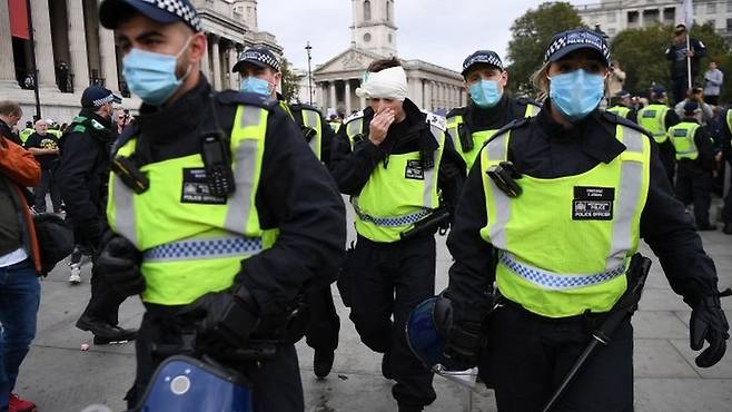 사디크 칸 런던 시장은 시위대를 향해 `이기적`이고 `무모하다`고 비판했다