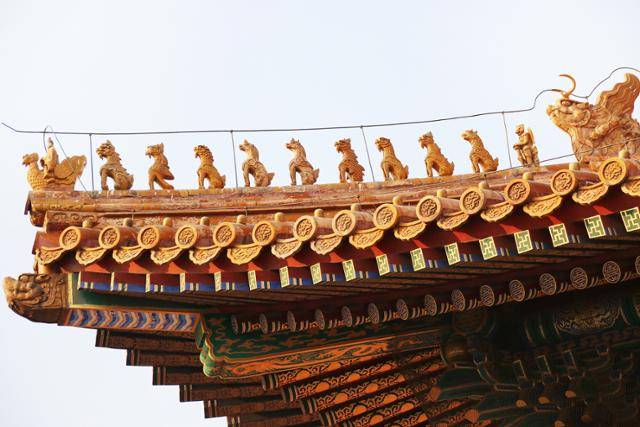 태화전 용마루의 망새, 선인을 선두로 10마리의 신화 동물이 등장한다. ⓒ최종명