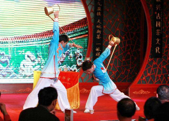 라오서차관의 차 따르는 공연 장취호차예. ⓒ최종명