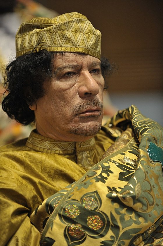 2009년 2월 에피오피아에 열린 제12차 아프리카 단결기구 총회에 참석한 무아마르 가다피 리비아 지도자의 모습. 베두인족 전통의상 차람이다. 이 회의애서 가다피는 잌기 1년의 아프리카 단결기구 의장으로 선출됐다 그는 그해 6~7월 자신의 고향 시르테에서 총회를 열었다. 사진=미국 해군