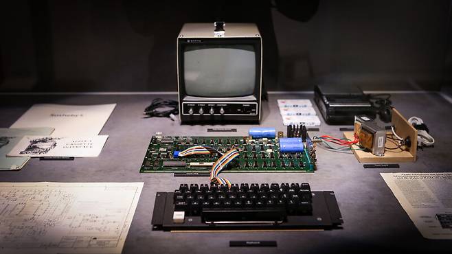애플 창업자 스티브 잡스와 스티브 워즈니악이 만든 첫번째 컴퓨터 ‘애플Ⅰ’(1976년)