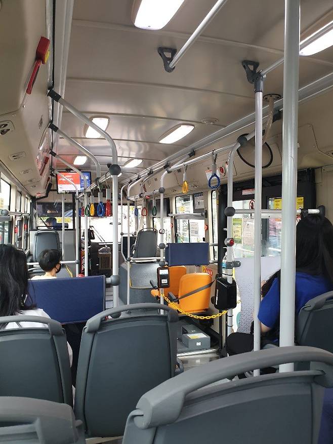 서울의 시내버스도 코로나 여파로 승객이 많이 줄었다. [강갑생 기자]