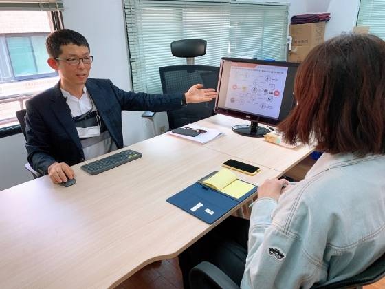 용달의기사 최병선 대표가 '한방이사' 서비스에 대해 설명하고 있다.