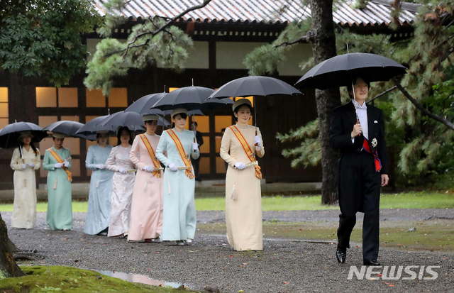 【도쿄=AP/뉴시스】아키시노 후미히토 왕세제(오른쪽)와 기코 왕세제빈(오른쪽 두 번째)이 지난해 10월 22일 나루히토 일왕 즉위 의식 참석차 일본 도쿄의 고쿄(皇居) 내 가시코도코로 신사에 들어서고 있다. 나루히토 일왕은 제126대 일왕 즉위 의식을 위해 궁중 3개 신전인 '규추산덴'(宮中三殿)을 방문해 자신의 즉위를 조상들에 고했다. 규추산덴은 일본 왕실의 조상 아마테라스 오미카미를 봉안한 '가시코도코로', 일본 왕실 종묘인 '고레이덴', 천지의 여러 신(神)을 모신 '신덴'을 통칭하는 말이다. 2019.10.22.