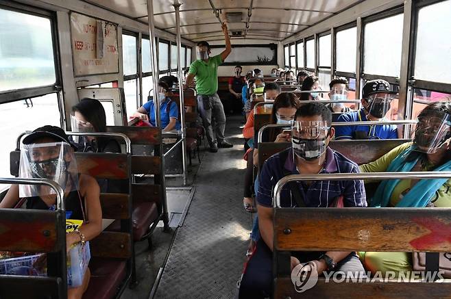 얼굴 가리개 쓰고 버스에 탄 필리핀 마닐라 시민 [AFP=연합뉴스 자료 사진]