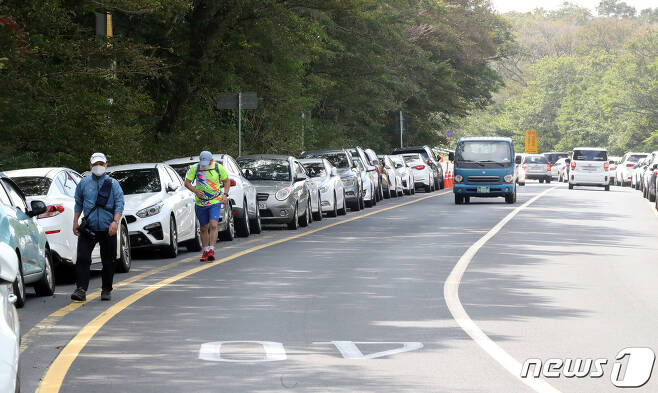 추석연휴가 시작된 30일 오전 제주 한라산 성판악 등산로 인근 도로에 수백대의 차량이 몰려 있다.2020.9.30/뉴스1 © News1 오현지 기자