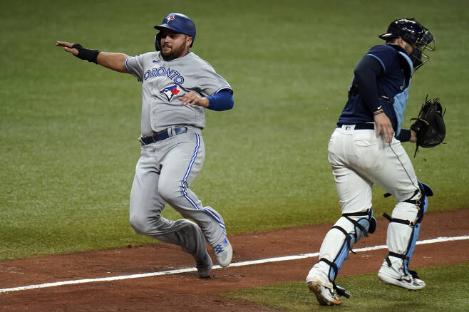 Toronto Blue Jays' Rowdy Tellez, left, scores behind Tampa Bay Rays catcher Mike Zunino on a sacrifice fly by Bo Bichette during the eighth inning of Game 1 of a wild card series playoff baseball game Tuesday, Sept. 29, 2020, in St. Petersburg, Fla. (AP Photo/Chris O'Meara)







<저작권자(c) 연합뉴스, 무단 전재-재배포 금지>