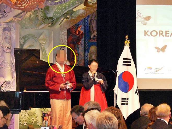 한국 외교관의 성추행 피해자(노란 실선)가 뉴질랜드 주재 한국 대사관 근무 시절 한복을 입고 대사관 행사를 진행하는 모습. /노석조 기자