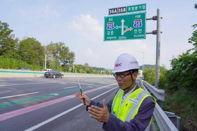 '노면 색깔 유도선' 개발자 윤석덕 차장이 영동고속도로 호법분기점에서 '노면 색깔 유도선'에 대해 설명하고 있다. 김용식 PD