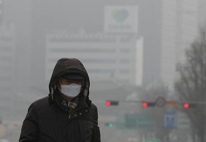 (지난 1월 19일 미세먼지로 뒤덮인 서울 중구 서울광장 인근에서 한 시민이 마스크를 쓰고 발걸음을 옮기고 있다. 뉴스1