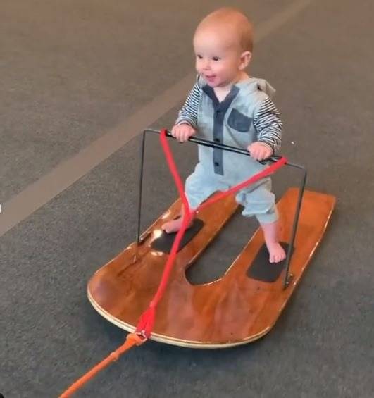 리치 험프리스(생후 6개월 4일)이 특수 제작한 수상스키 위에서 연습을 하고 있다. 인스타그램 캡쳐