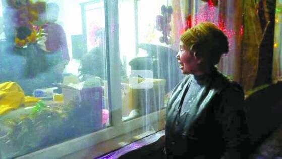 중국 후베이성에 시집 갔다 10년 만에 고향을 찾은 딸 가족을 창문으로만 봐야 하는 할머니. '코로나19'가 낳은 중국 춘제 농촌 풍경이다. [환구시보 웨이보 캡쳐]