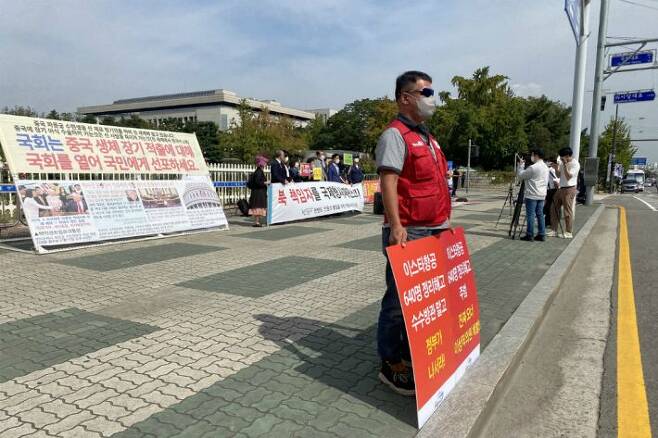 국회 앞에서 이스타항공 해결을 촉구하는 시위중인 전직 기장 김모(54)씨.(사진=이스타항공 조종사노조 제공)