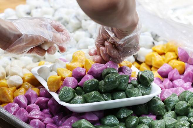 추석을 앞둔 24일 오전 서울 마포구 망원월드컵시장에서 떡 가게 주인이 송편을 포장하고 있다. 연합뉴스