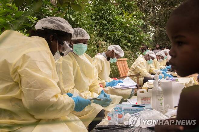 콩고민주공화국에서 에볼라 바이러스가 유행했을 당시 보건당국 관계자들이 현장에서 보호장구를 착용한 채 일하는 모습. 기사 내용과 직접적 관련 없음. [EPA=연합뉴스 자료사진]
