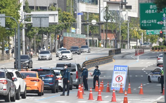 3일 오후 도심으로 향하는 도로에서 경찰이 교통을 통제하는 모습. 사진=김범석 기자