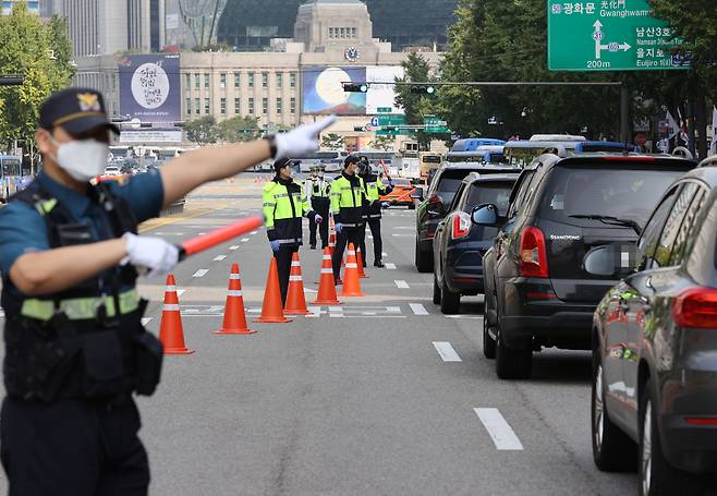 개천절인 3일 오전 서울 중구 남대문 부근 도로에서 경찰이 돌발적인 집회·시위 등을 차단하기 위해 광화문광장 방향으로 향하는 차량을 검문하고 있다./연합뉴스